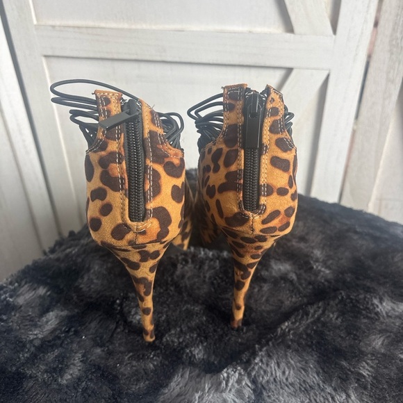 Leopard Print Women's Shoes with Black Straps - Picture 5 of 6